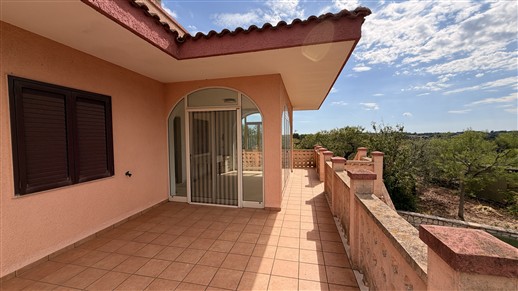 Villetta Di Tre Vani, Terrazza, Locale Al Piano Terra. Panoramica, In Buono Stato.